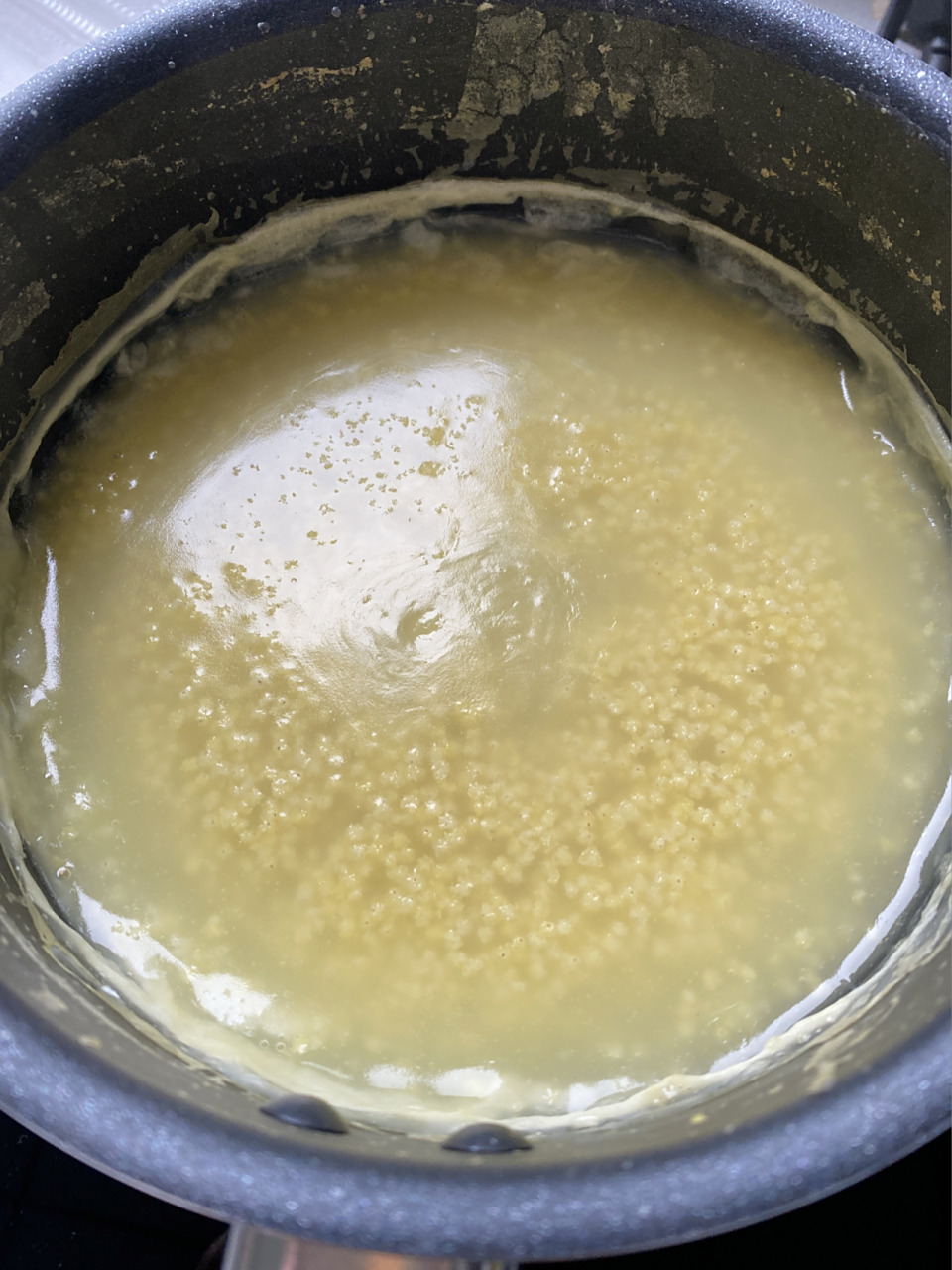 宝宝的第一口辅食:小米油 五个月十多天了,白天吃奶加起来不够十分钟