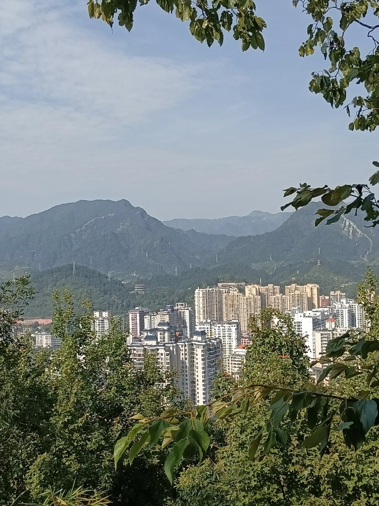 都匀东山公园 闲来无事,一大早我们几个人相约去爬东山,听说总共有八