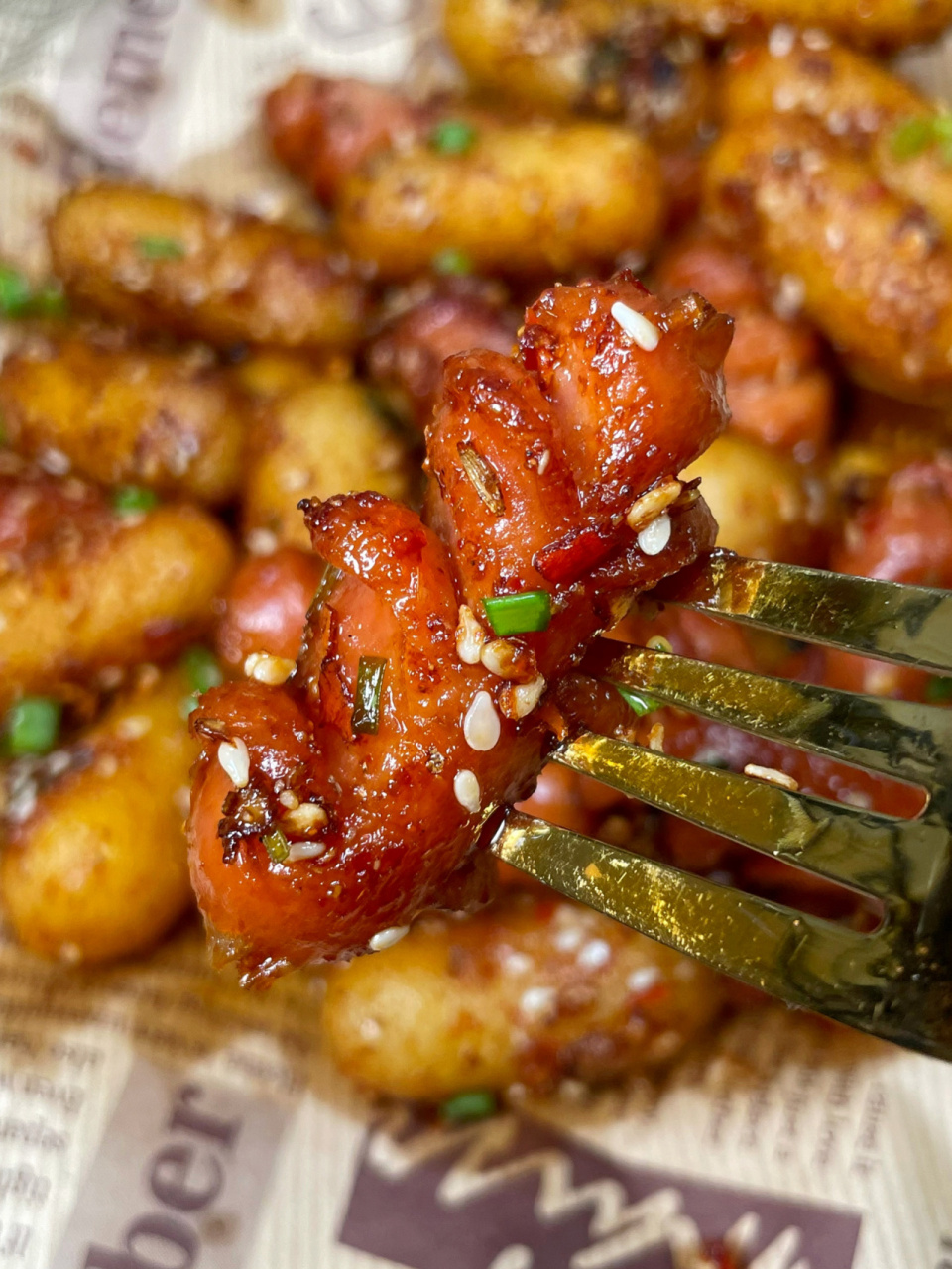 【食材】火腿肠,年糕,孜然粉,辣椒面,蒜末,白芝麻