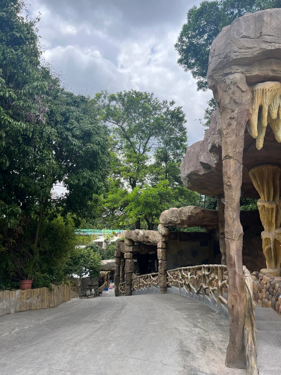 西丽山水农庄   靠近西丽动物园 招牌菜烤羊排,鸭嘴鱼一鱼两吃,窑鸡