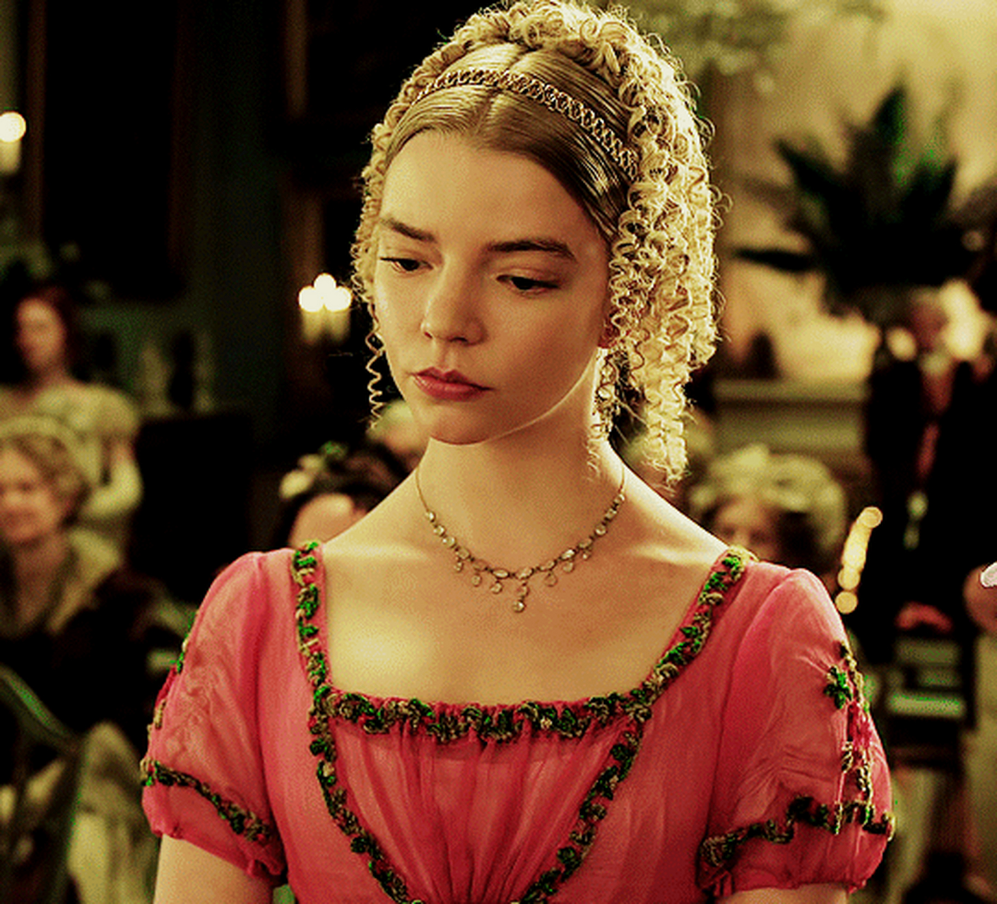 2020年电影《爱玛》里的安雅·泰勒-乔伊