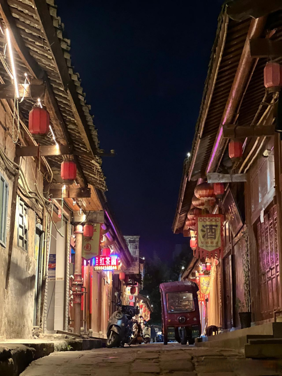 宜宾南溪古镇,有"万里长江第一城"的美誉.古镇古街,隐藏着许多小店.