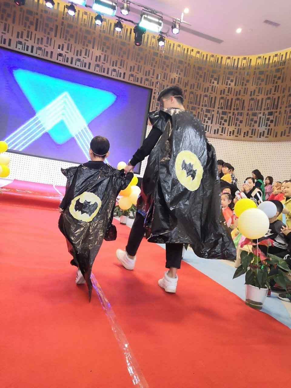 幼儿园环保服装秀 幼儿园要用环保材料来做亲子服装,男孩子的真的太难