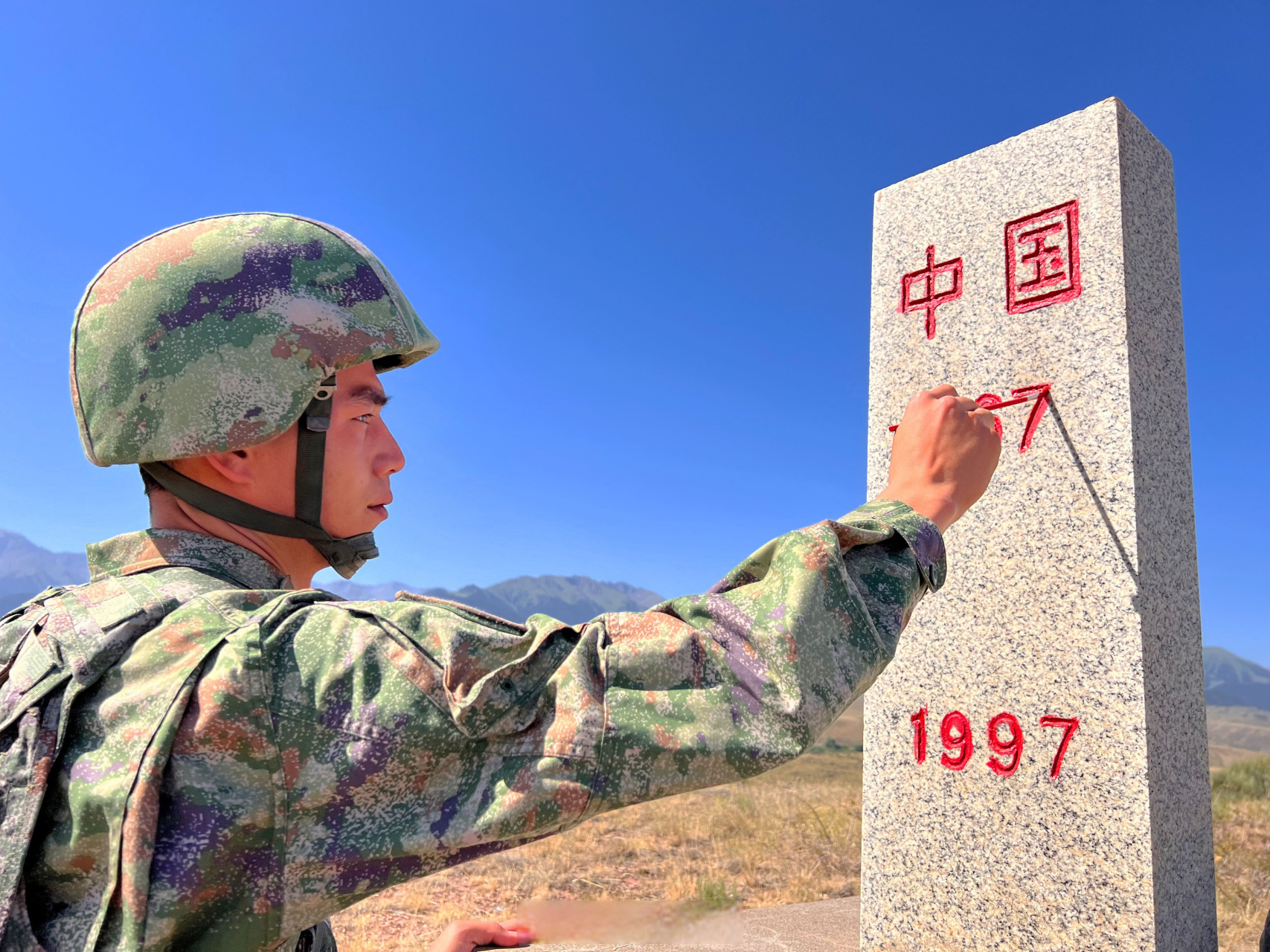 边防战士描红界标迎接建军节[心]】近日,新疆军区某边防团红海沟边防