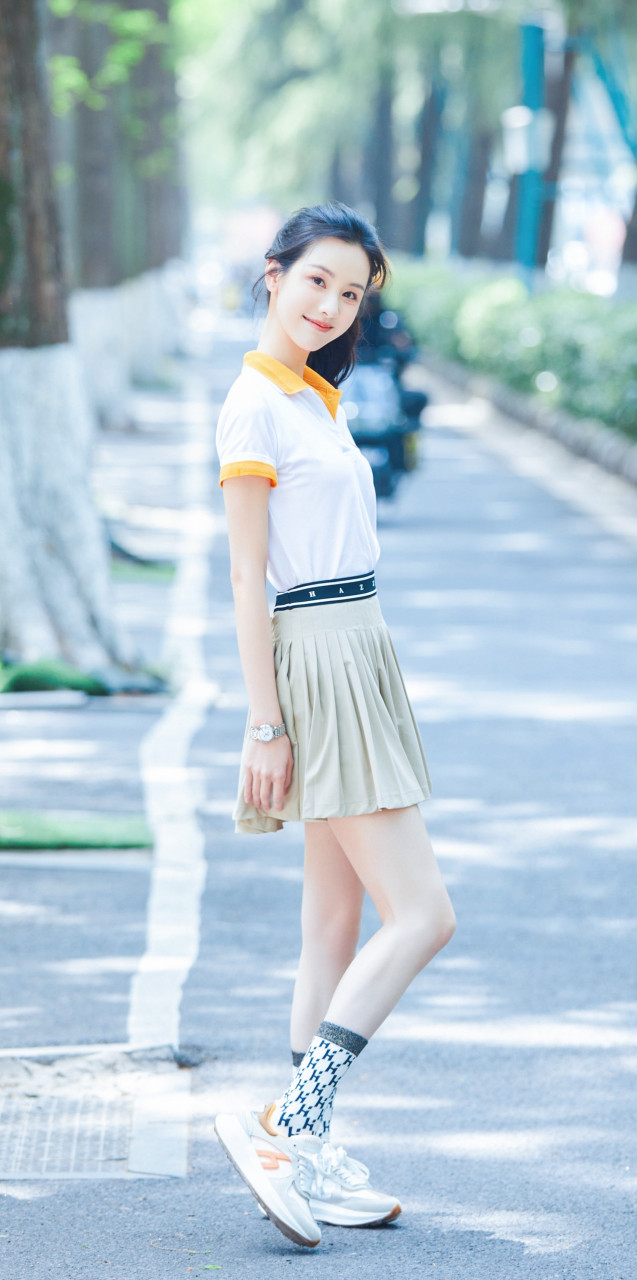 陈都灵一身学院风穿搭校园随拍壁纸图集
