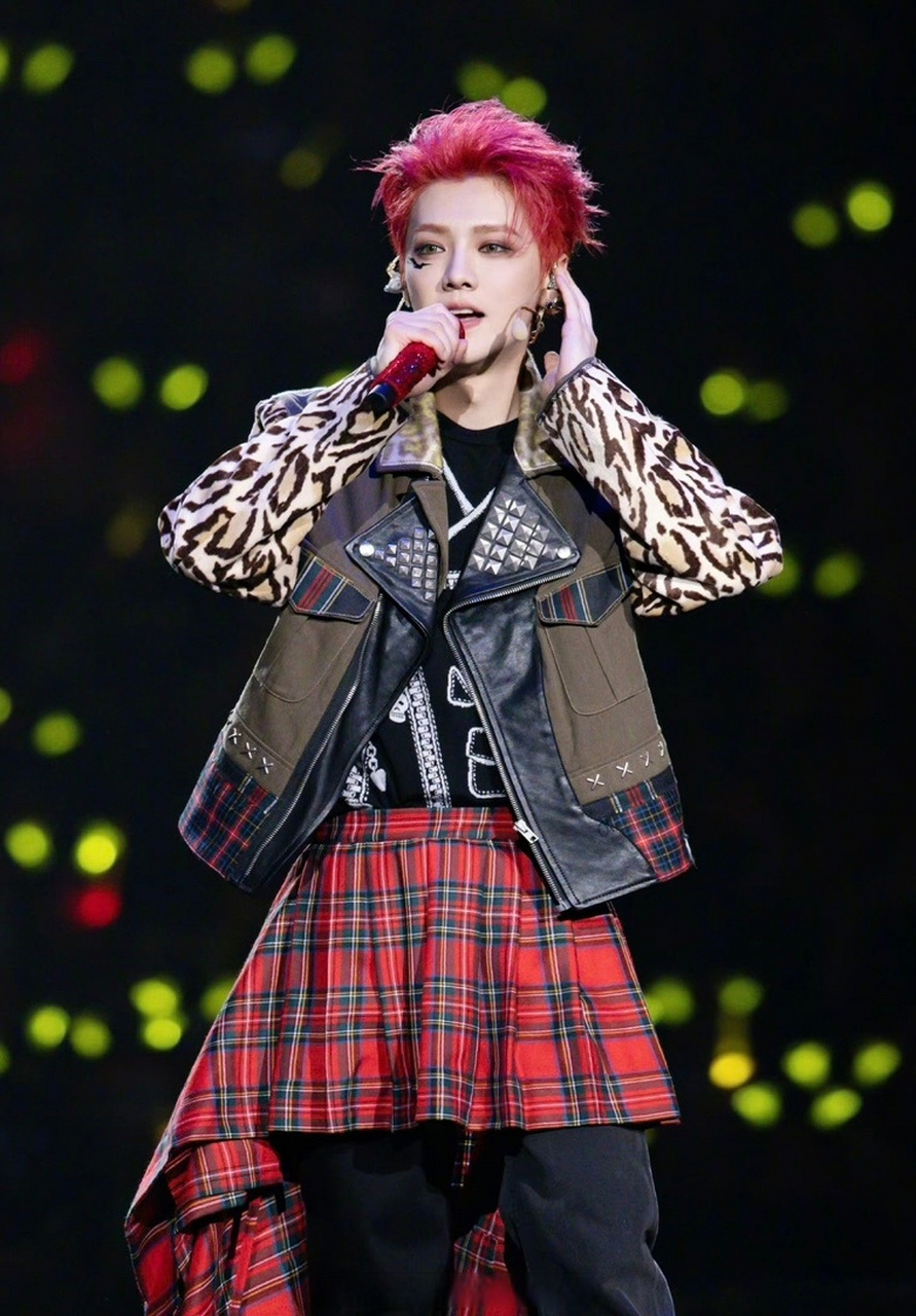 解析明星# #鹿晗# #鹿晗三巡演唱会# 鹿晗红发造型杀伤力真的太大!