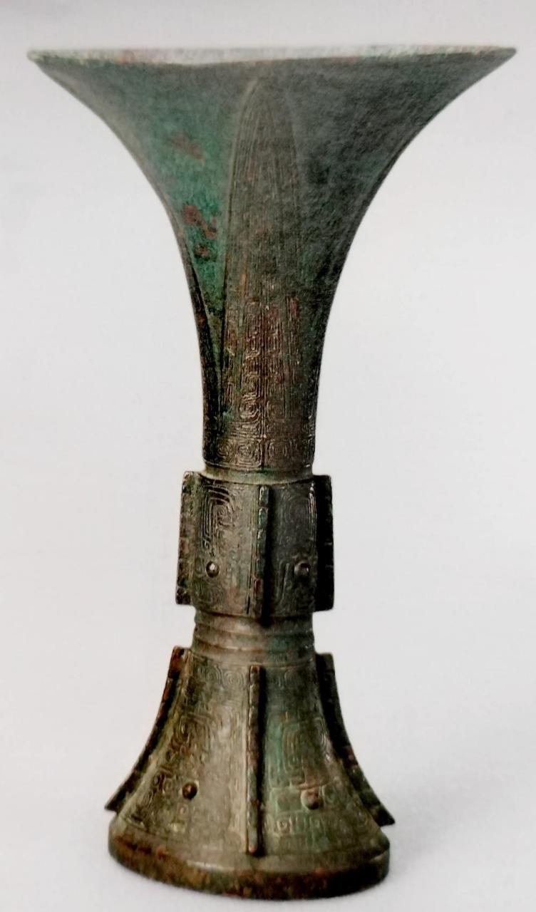 文物欣赏:   商    青铜兽面纹觚  觚是盛行于商代和西周的一种酒器