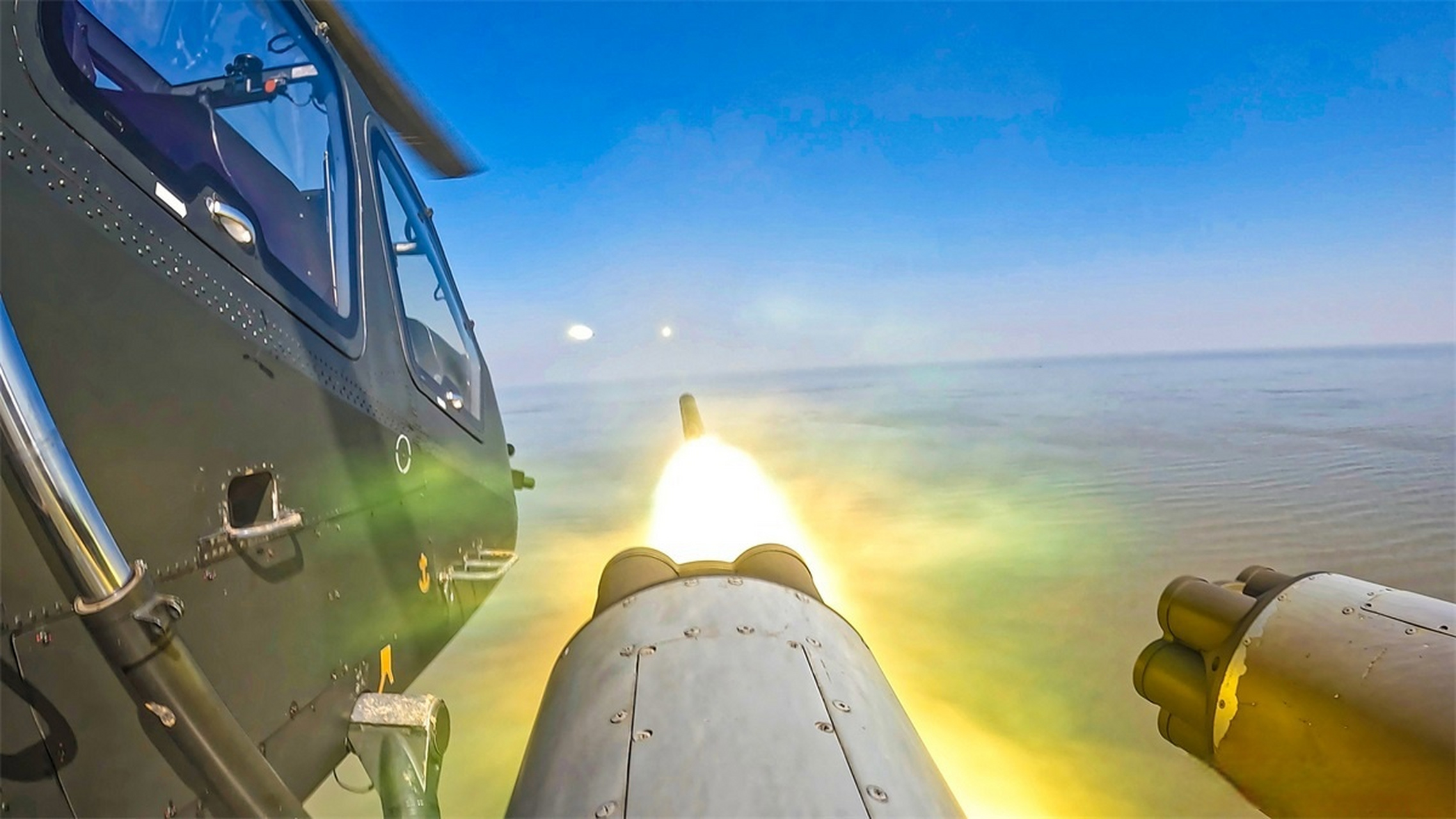 直击陆航直升机跨昼夜实弹射击】海上波涛汹涌,空中火光四射.