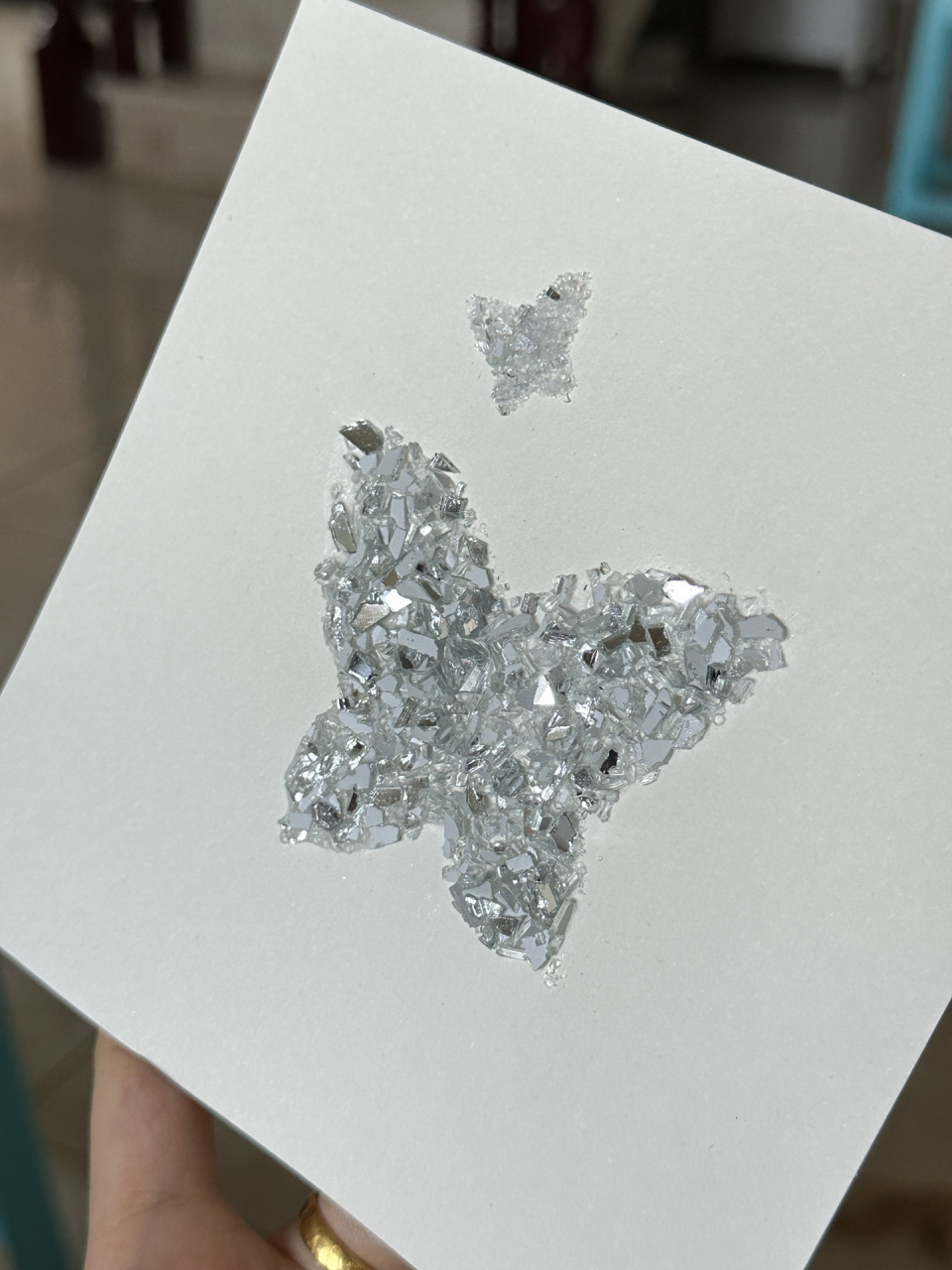 碎玻璃小蝴蝶 做了一只后又做了俩小的,没镜子了越做越小,后面敲成小