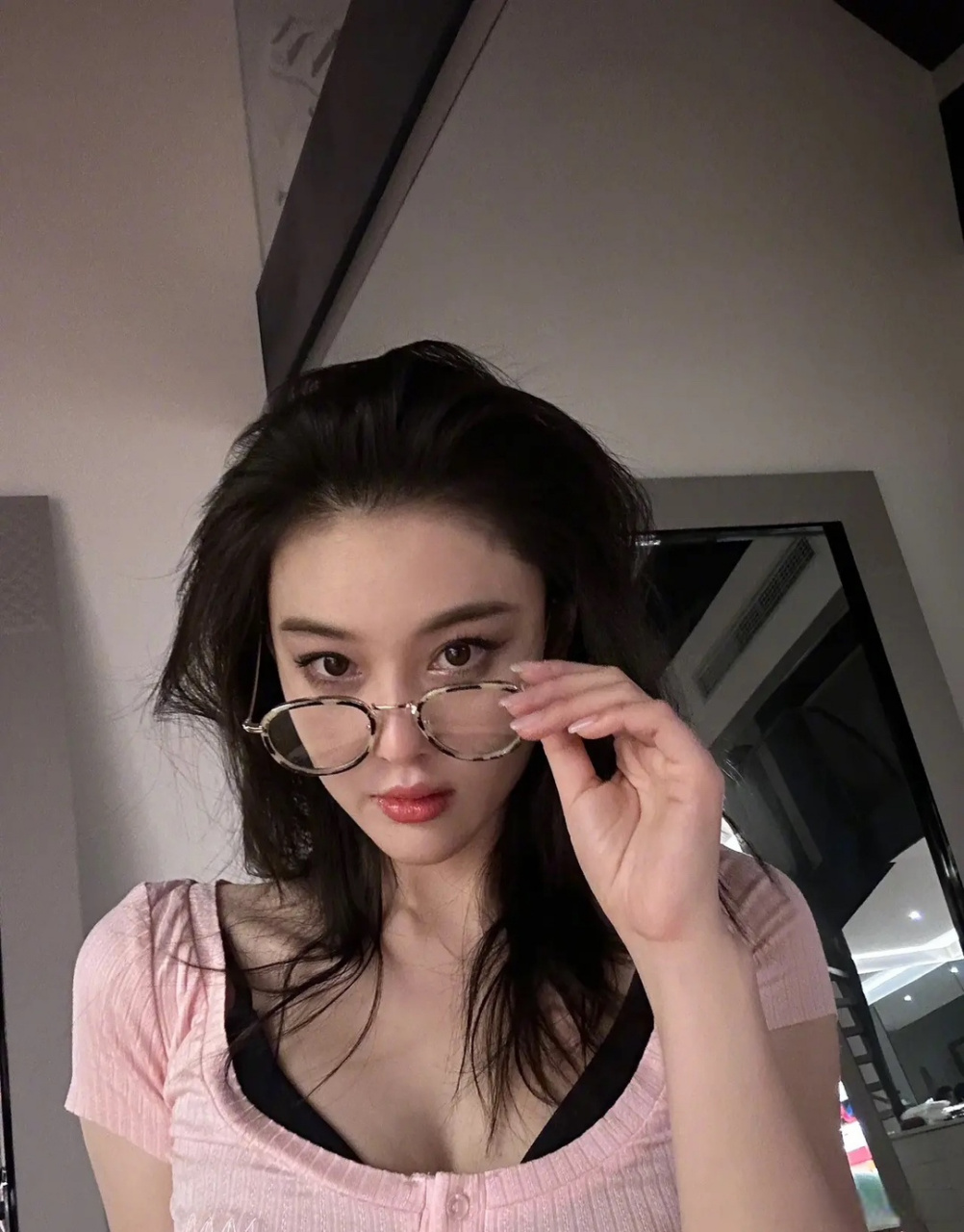 近日,张馨予在社交平台晒出了一组自拍,照片中的她披着长发,身穿粉色