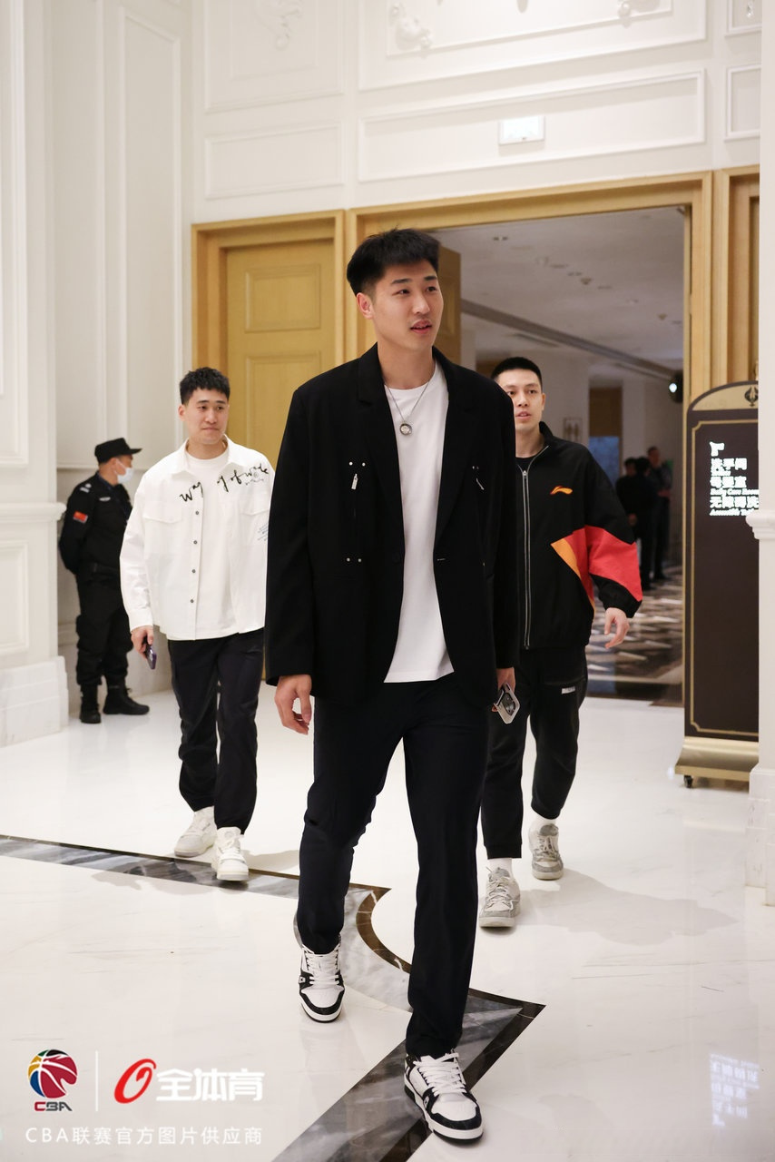 一起来欣赏何思雨_20 全明星期间帅照[得意]