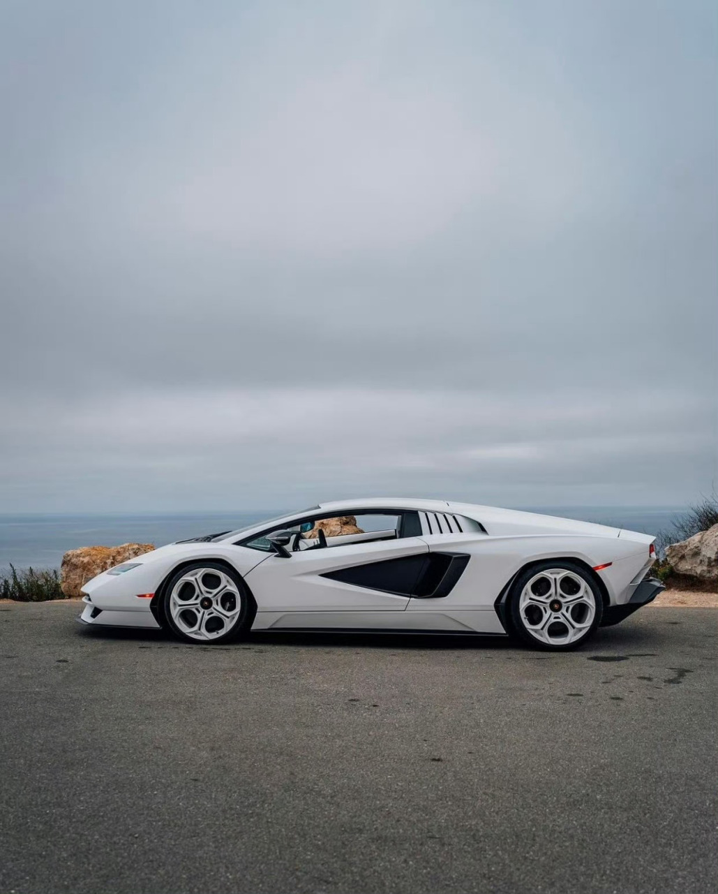 兰博基尼countach,斜前和正侧真好看,后部配色不行,下杠扩散器纯黑,光