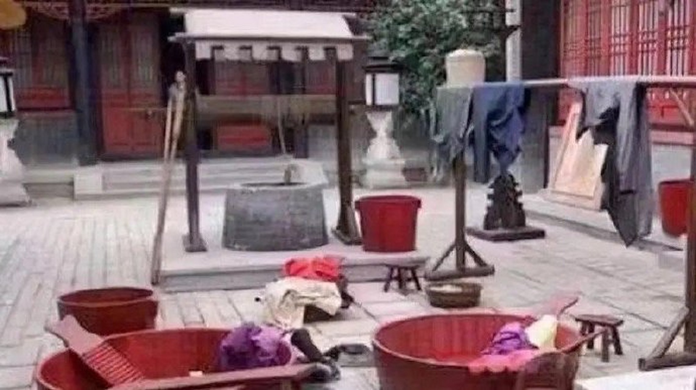 家人们,穿越成功了,在辛者库洗衣服,到点该干活了.