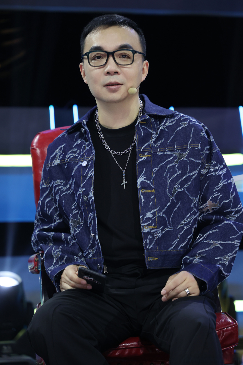 蒙面舞王# 猜评团方俊老师方俊舞林大会本周将一如既往带给我们最