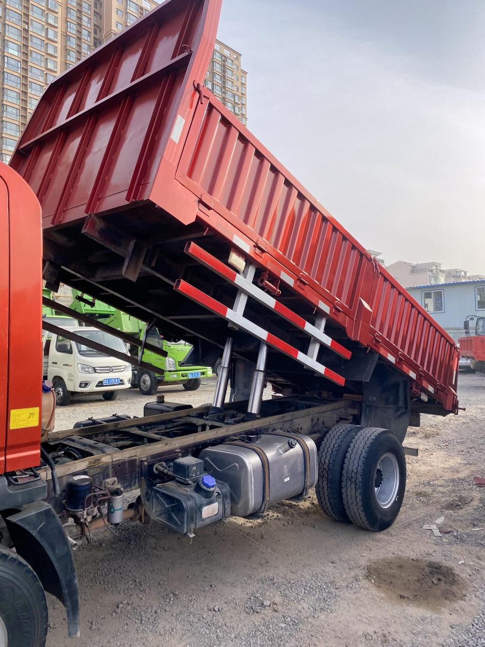 新到19年重汽豪沃平板自卸.
