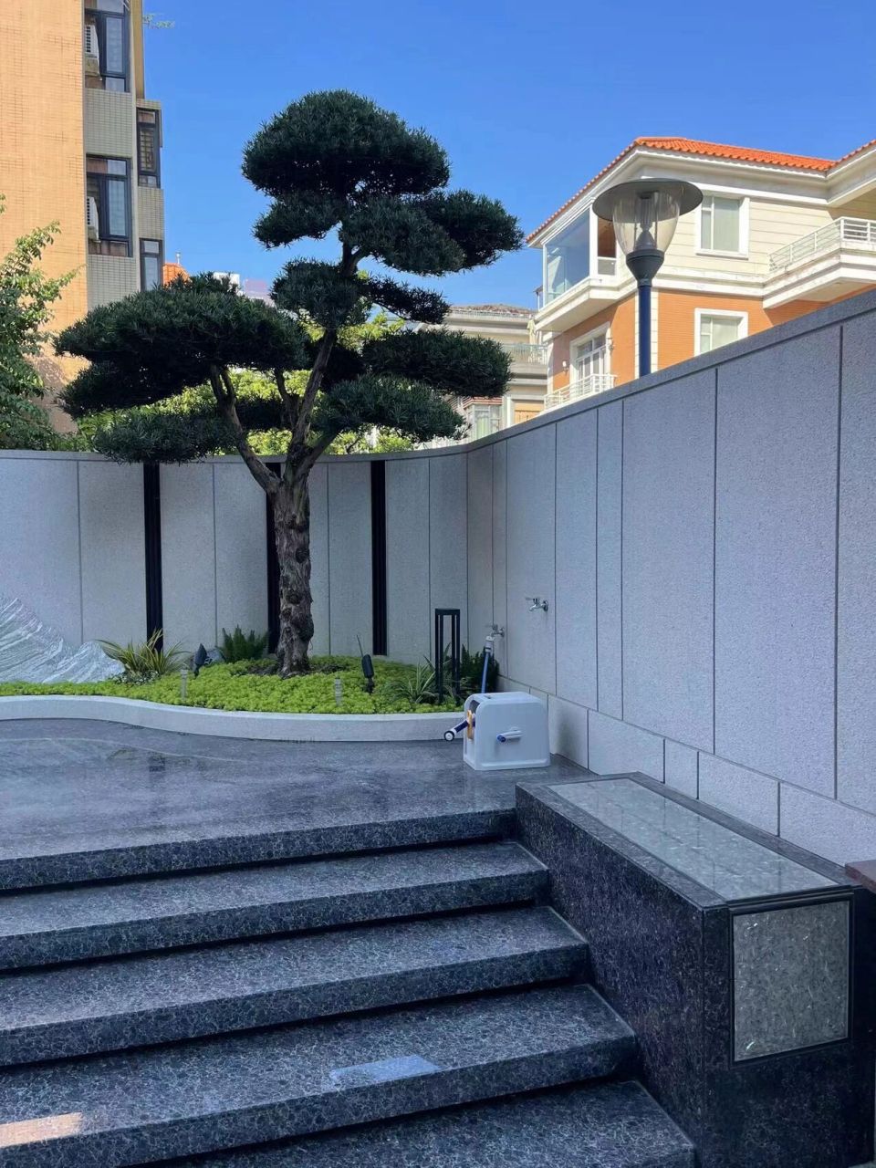 大理石庭院,让石材与绿植更具画面感.