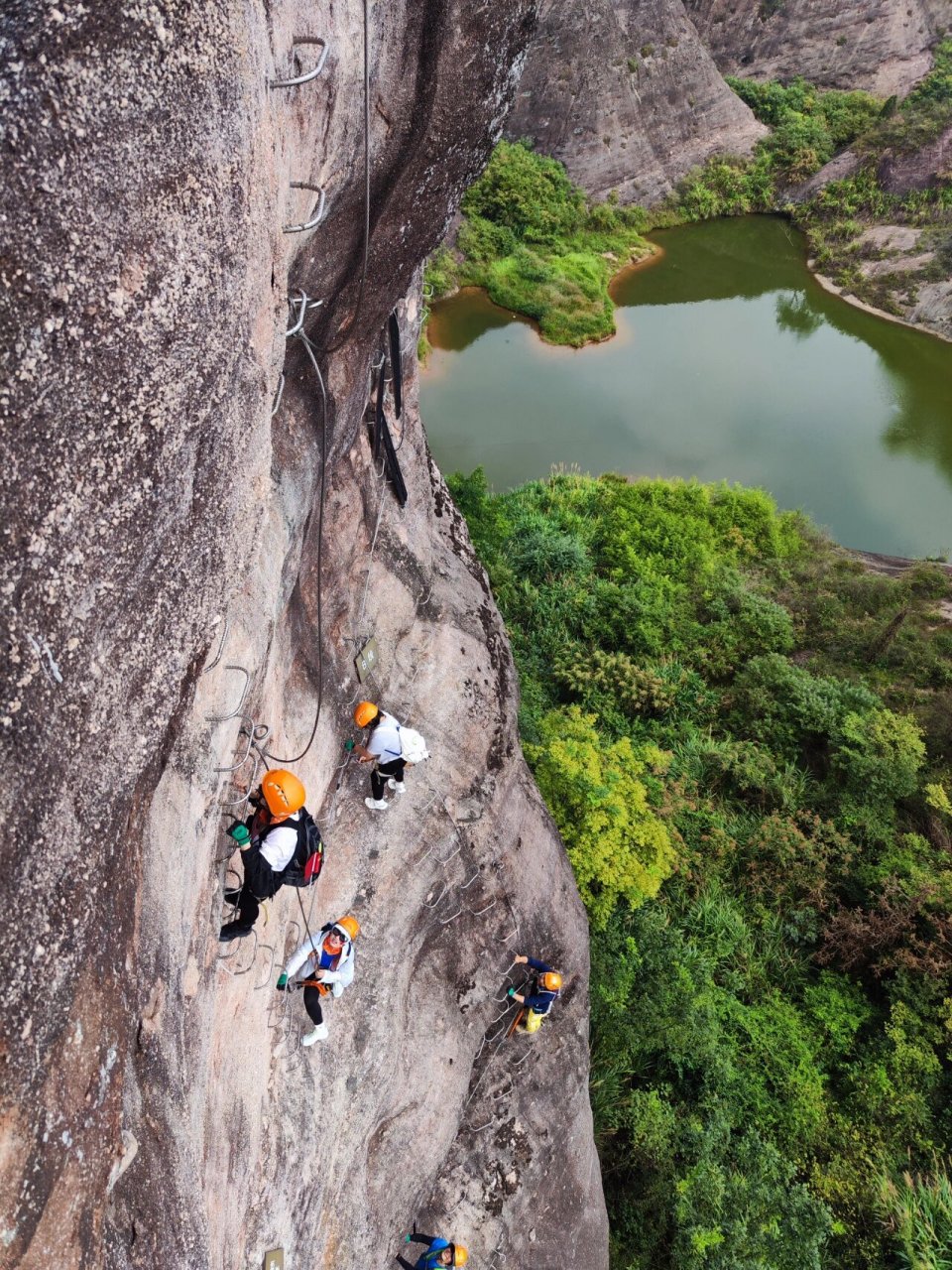 徒步攀岩"飞拉达" 地点:岳阳平江石牛寨景区 出行方式:跟户外团队或