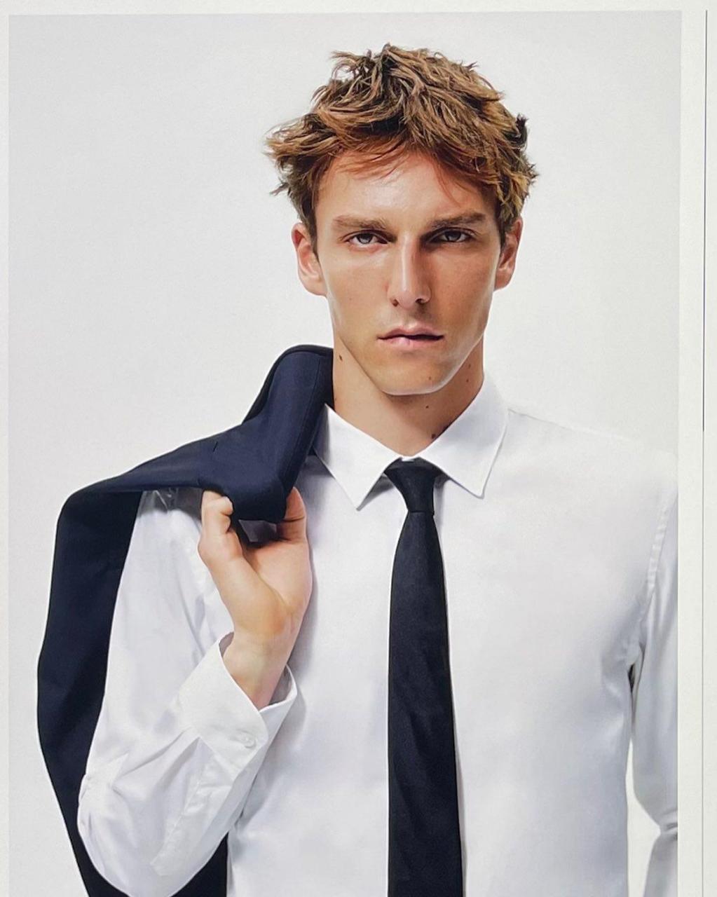 最近,法国男模 quentin demeester(昆汀·德米斯特)登上了 ami paris