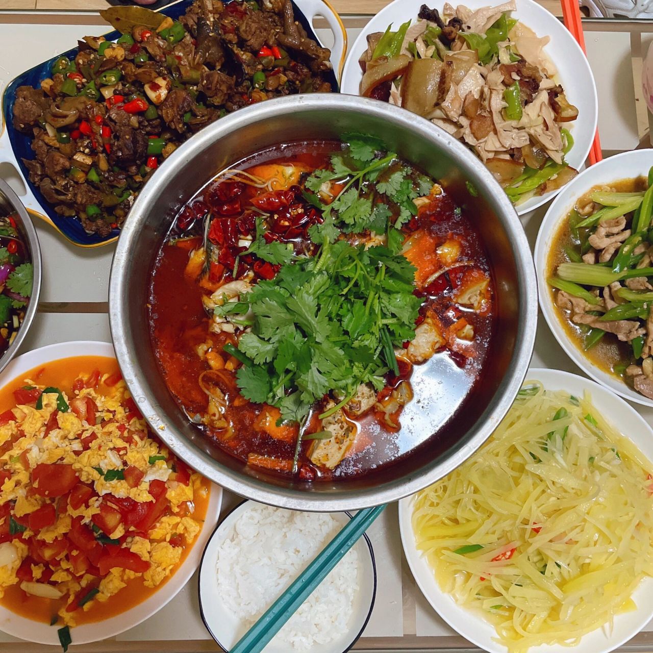 朋友聚餐吃什么? 都是一些家常菜～ 大家应该都会做吧?