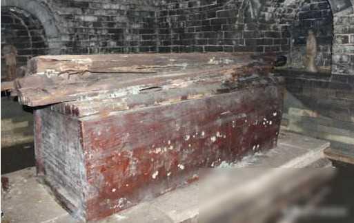 1642年,缺少经费的闯王李自成,带人挖开了朱元璋第十五子朱植的陵墓