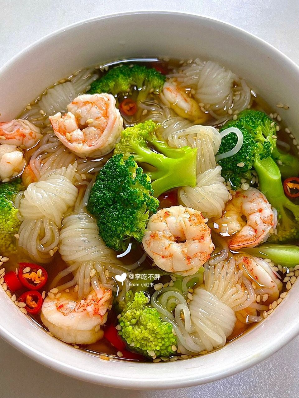 减脂期吃这个真的太满足啦～ 脆爽的西兰花 饱腹的魔芋结 鲜嫩的虾仁