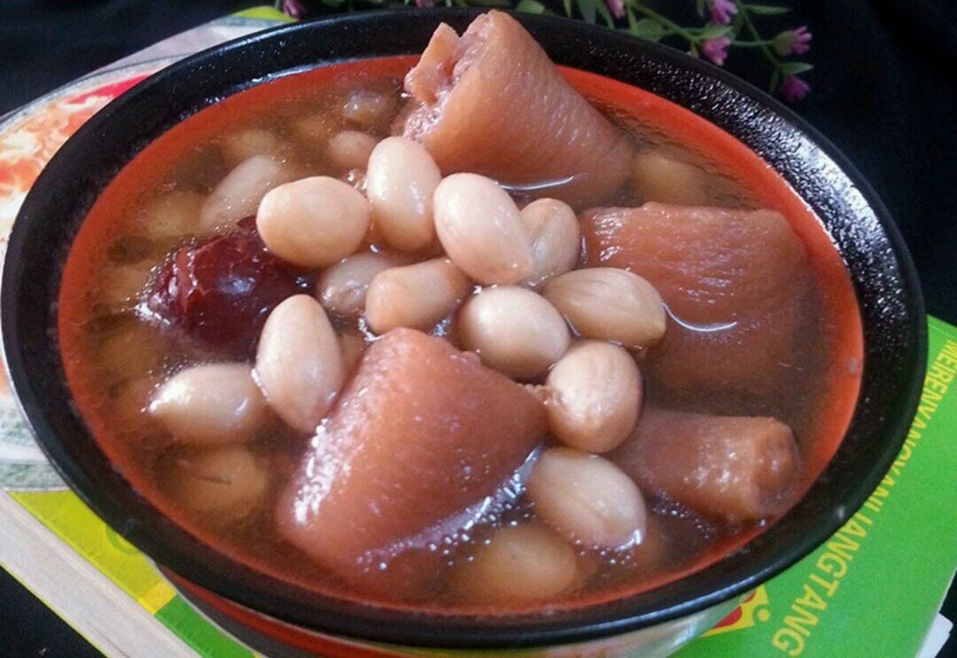 滋养阴血,养肾固精美味汤一花生红枣煲猪尾 花生仁含泛酸,尼克酸,花生