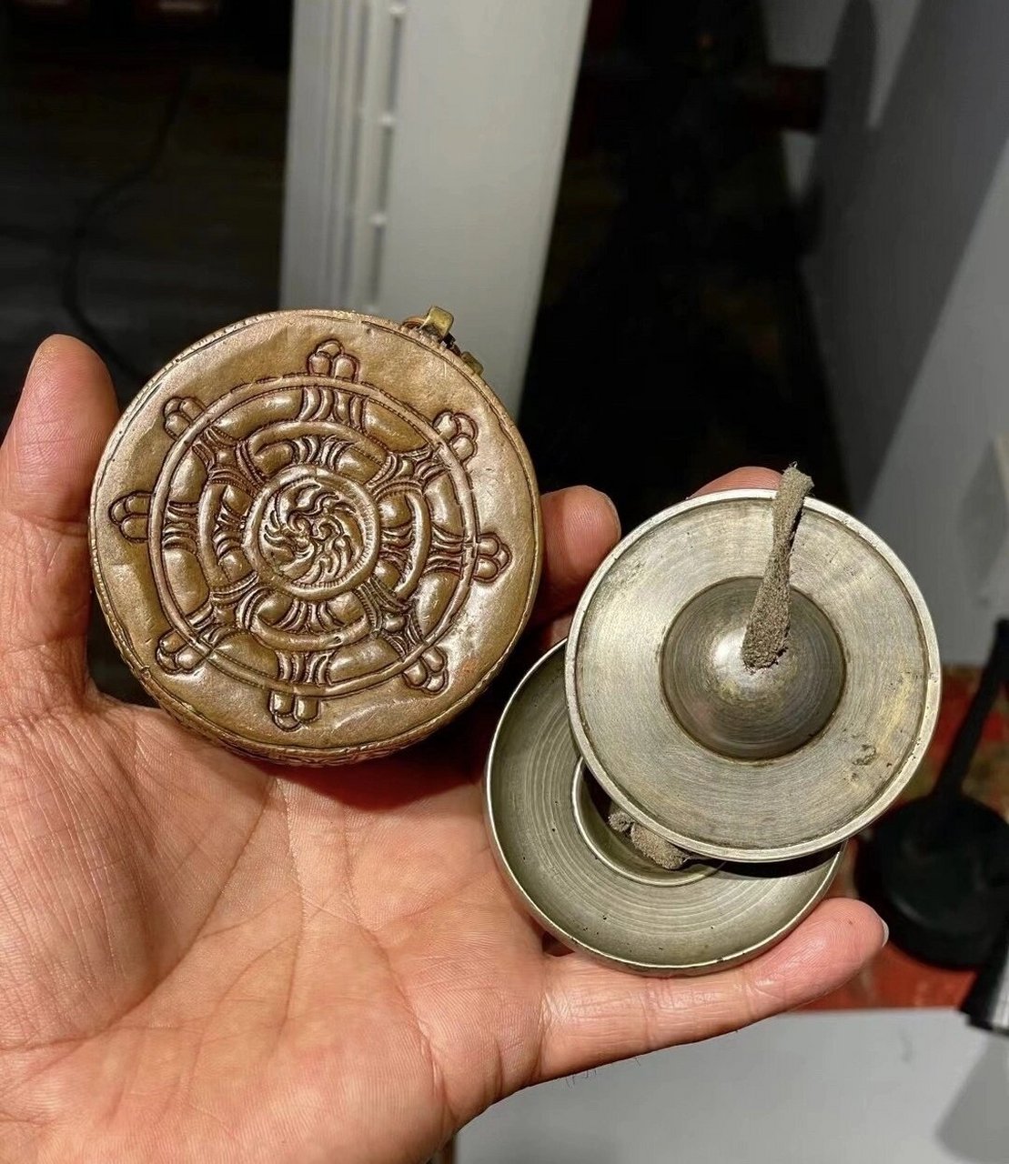 老碰铃一套 清代  满工 三色铜 卷草莲花纹 铃盒 碰铃盒 内装清代小铃