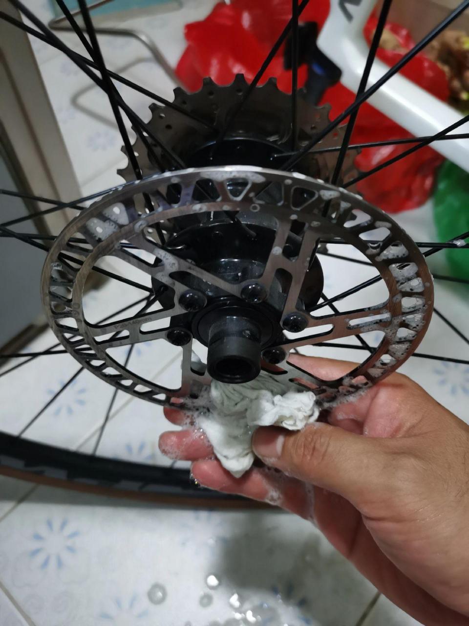 自行车碟刹刹车异响;用油膜清洗剂加洗洁精清洗碟片来令片;来令片轻磨