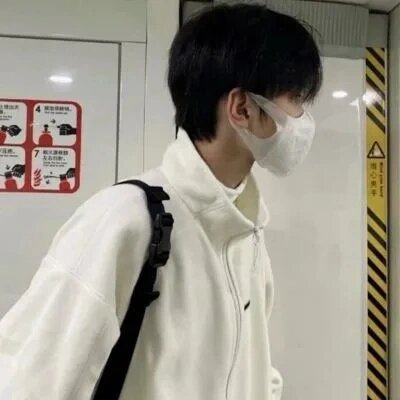 戴口罩的男生头像