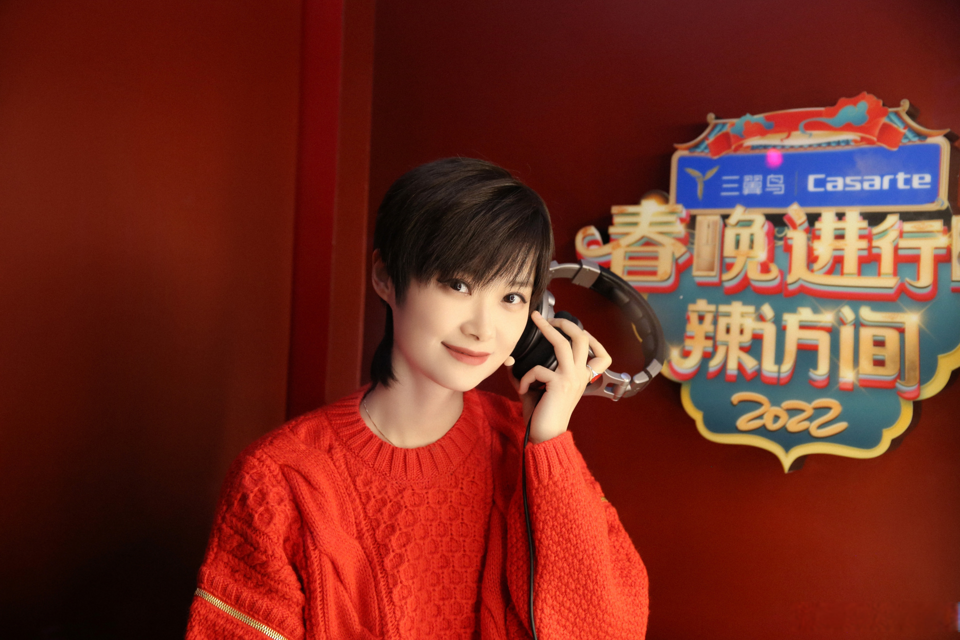 李宇春和邓超春晚后台送祝福视频来啦～这俩个人也太可爱了吧"呼呼"
