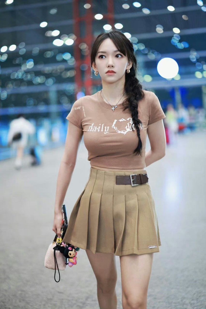 程潇出发录制中餐厅# 程潇身穿紧身衣百褶裙出发录制中餐厅#中蔡