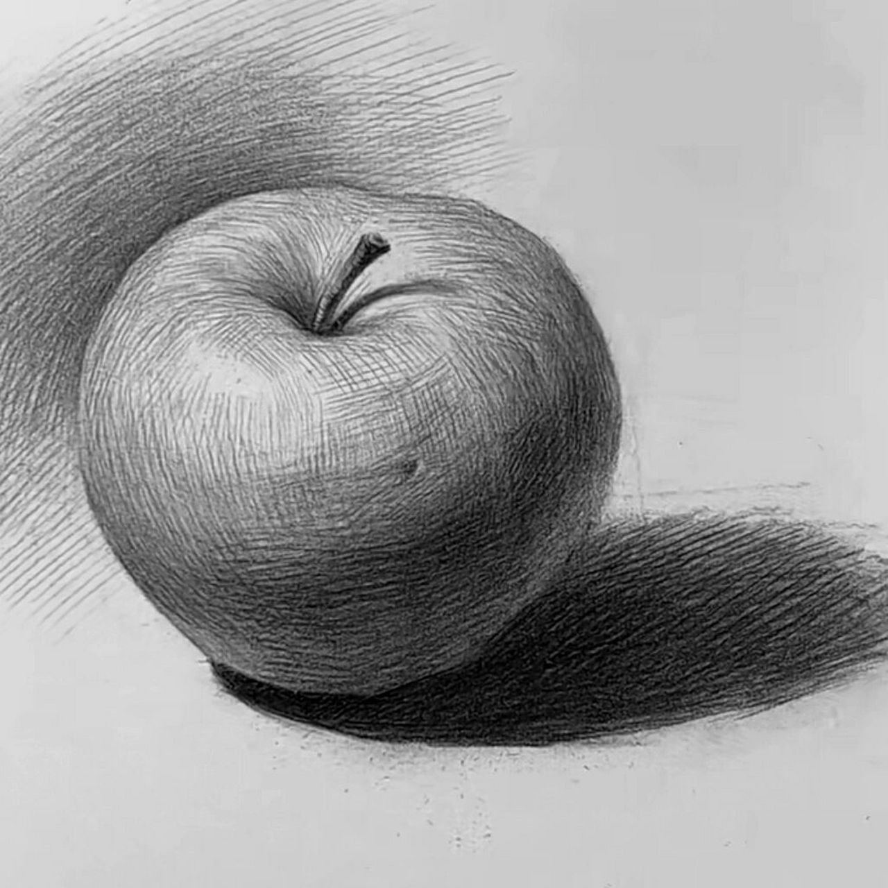 素描苹果作画步骤详细解析 第一:用大号铅笔14b概括苹果的形态,注意