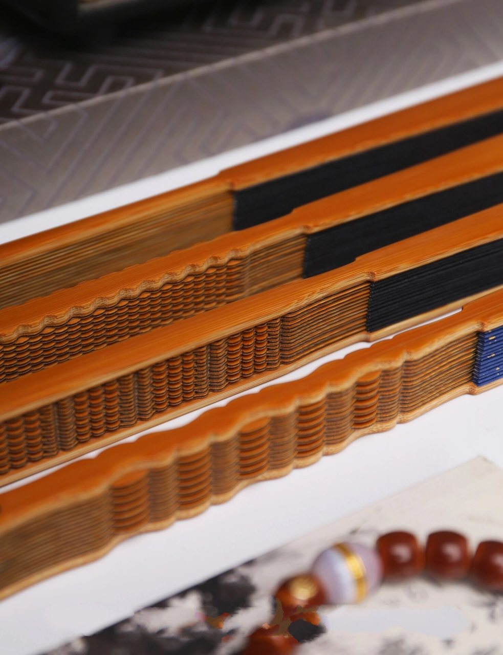 单青,竹料刮皮做成折扇用料以后,会产生两个面,一面细腻光花