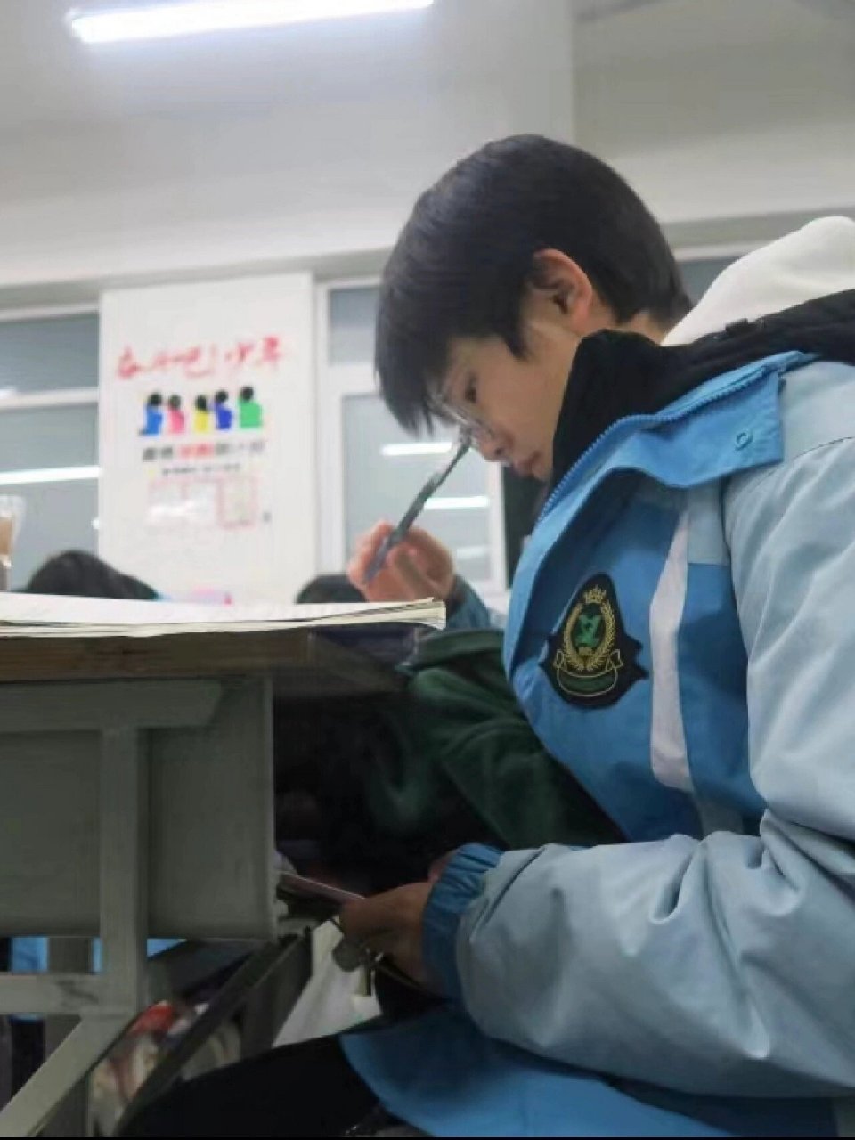 分享一张上课玩手机的照片