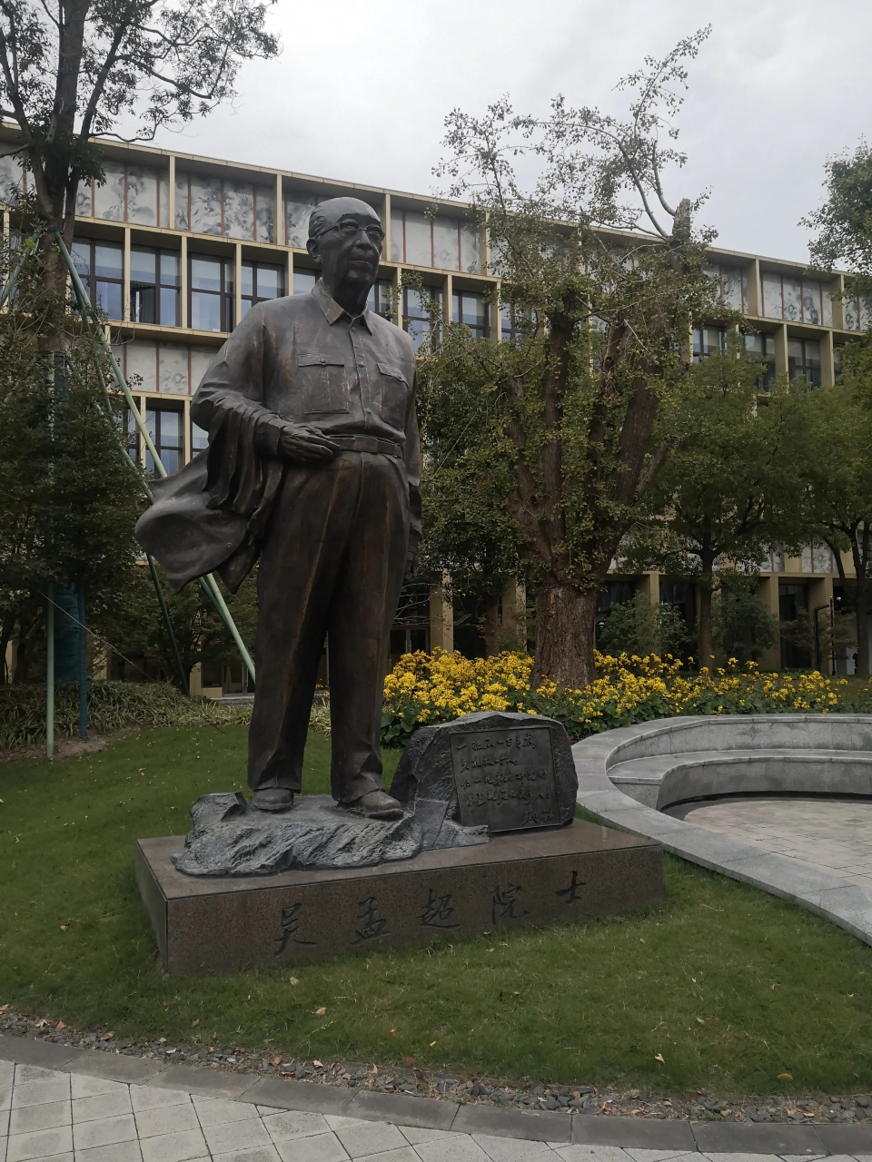 吴孟超—肝胆外科之父 吴孟超1922年出生于福建省闽清县,治病救人78载