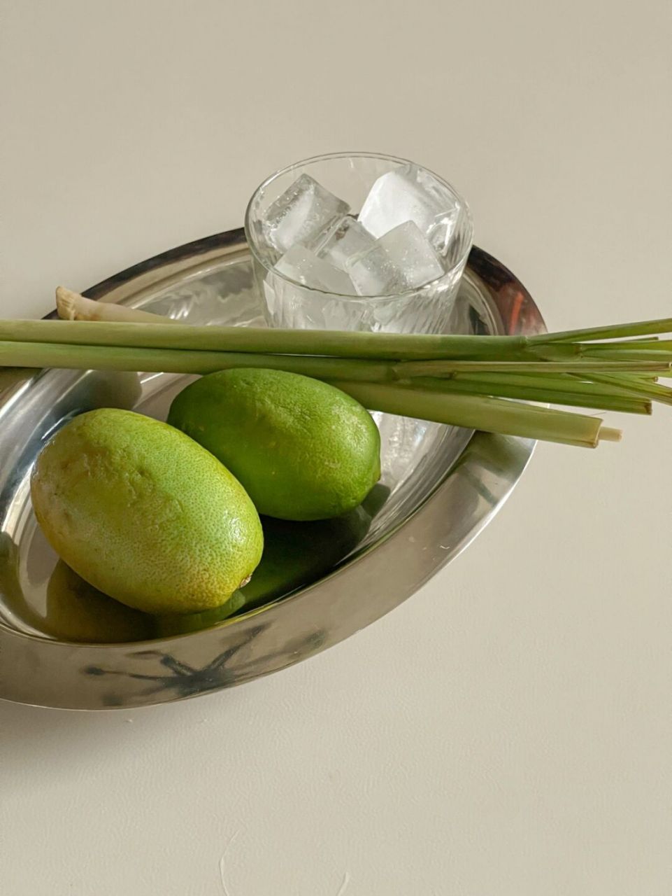 抓住夏天的尾巴再喝点冰吧 清爽的香爆柠 再不拔草晚啦 选用广州的