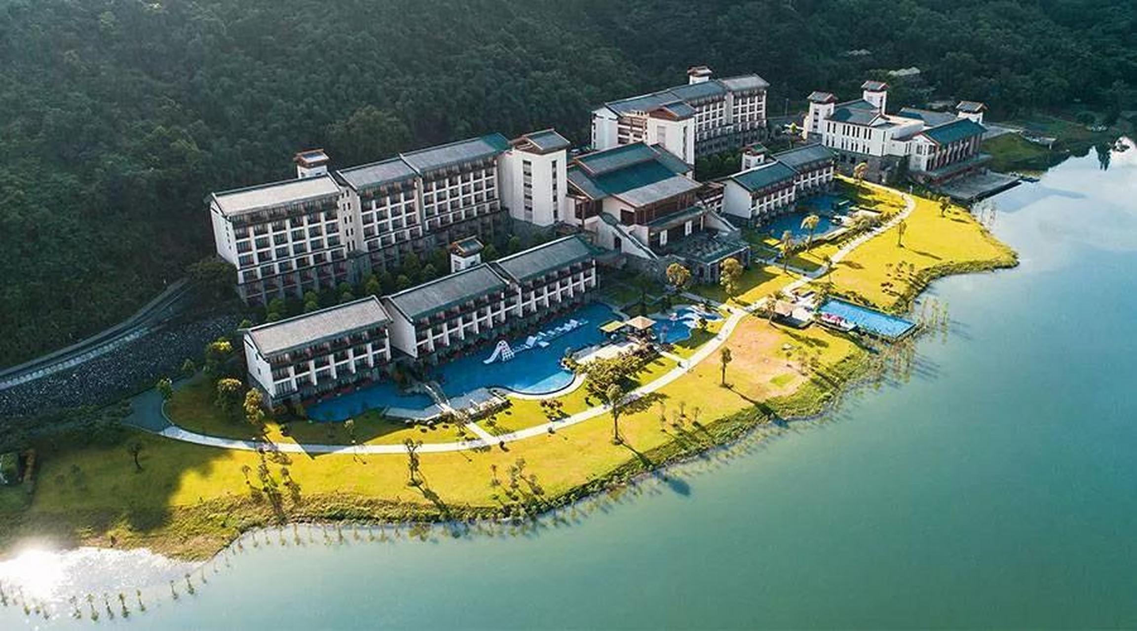 水上玩一夏 清远英德宝晶宫天鹅湖温泉酒店一线湖景房 双早 双人无限