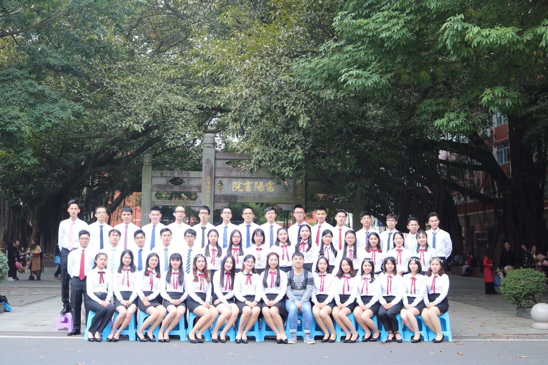 毕业集体照秀一波95 那时候天总是很蓝,日子总是过得太慢,你们总说