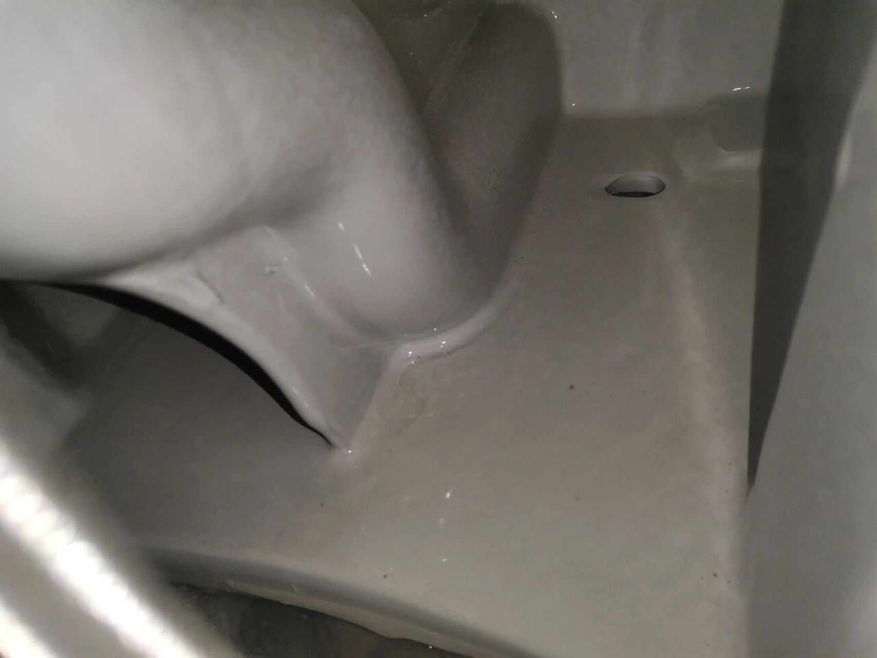 马桶后面有两个眼的一定要用玻璃胶封住!