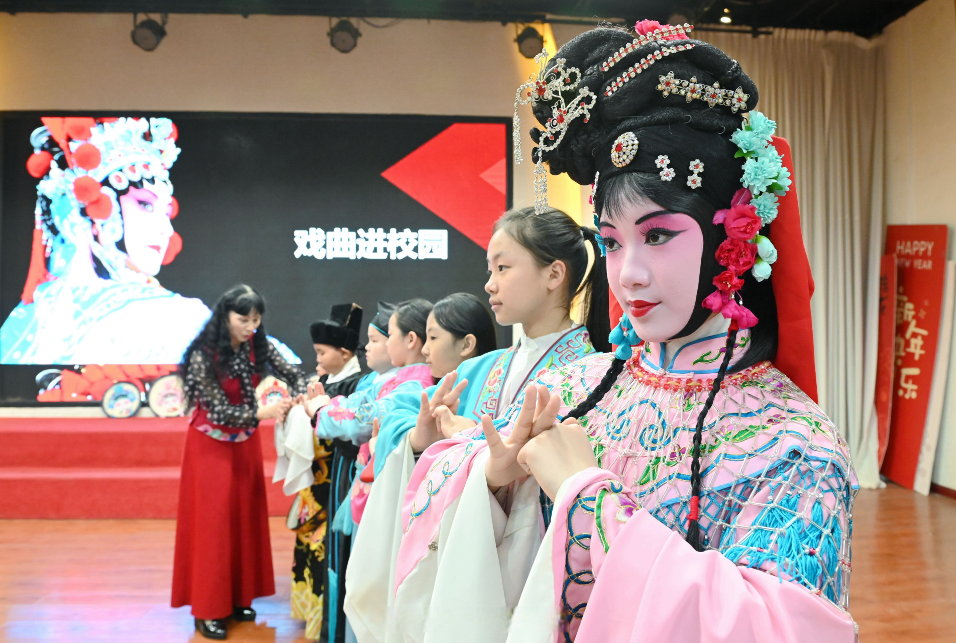 国粹润童心】3月26日,丛台区广安小学开展戏曲文化进校园活动,邀请