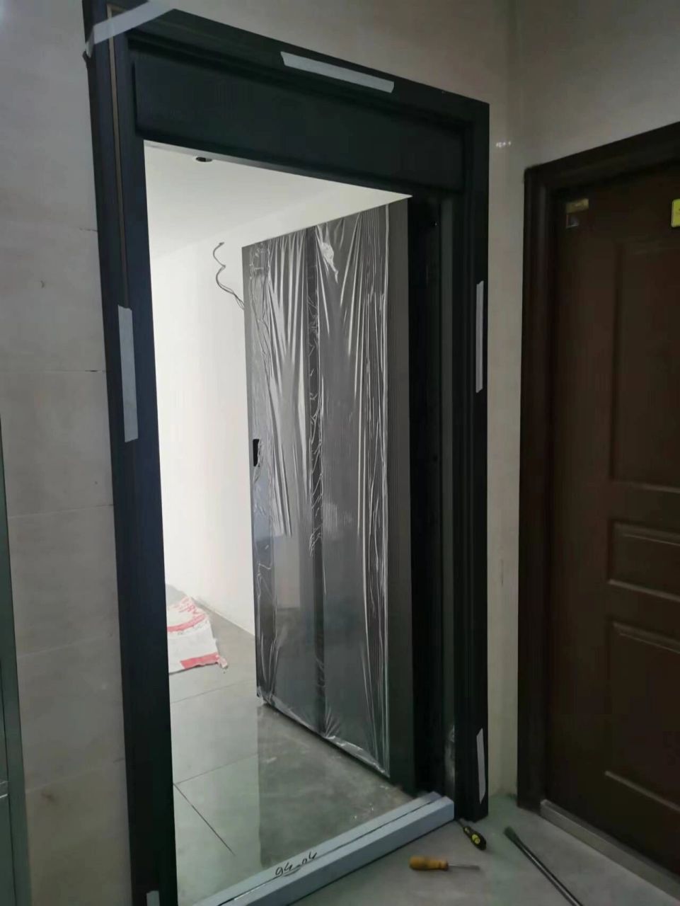如果需要内开门改成外开门 一般简单一点的方法是把防盗门的外框进