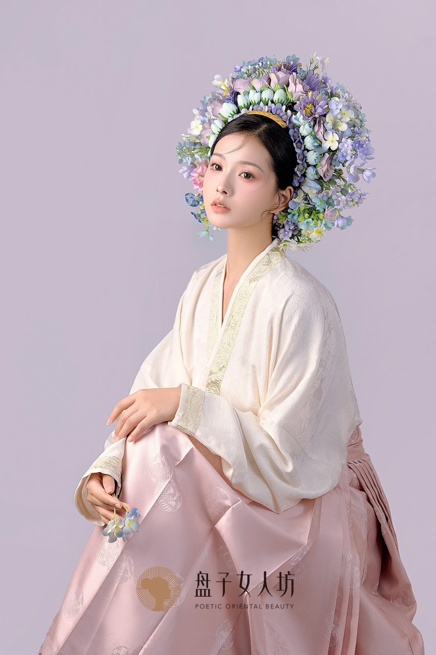 盘子女人坊超话   "气若幽兰,华容婀娜" 当古典簪花围与明制风情交融