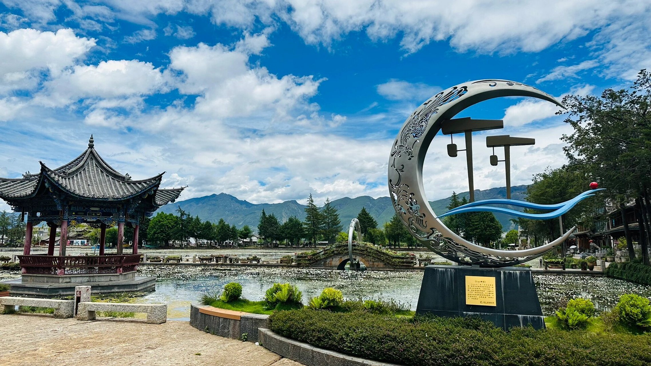 云南大理黑龙潭人小景美 这里是云南大理州鹤庆县草海镇的黑龙潭,水质