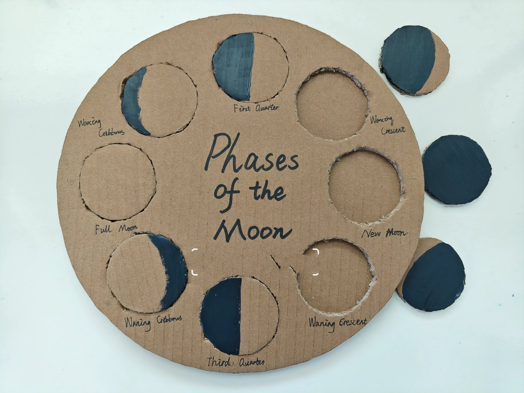 自制月相盘 中秋节马上到了 除了可以和宝宝介绍咱们中秋赏月,吃月饼