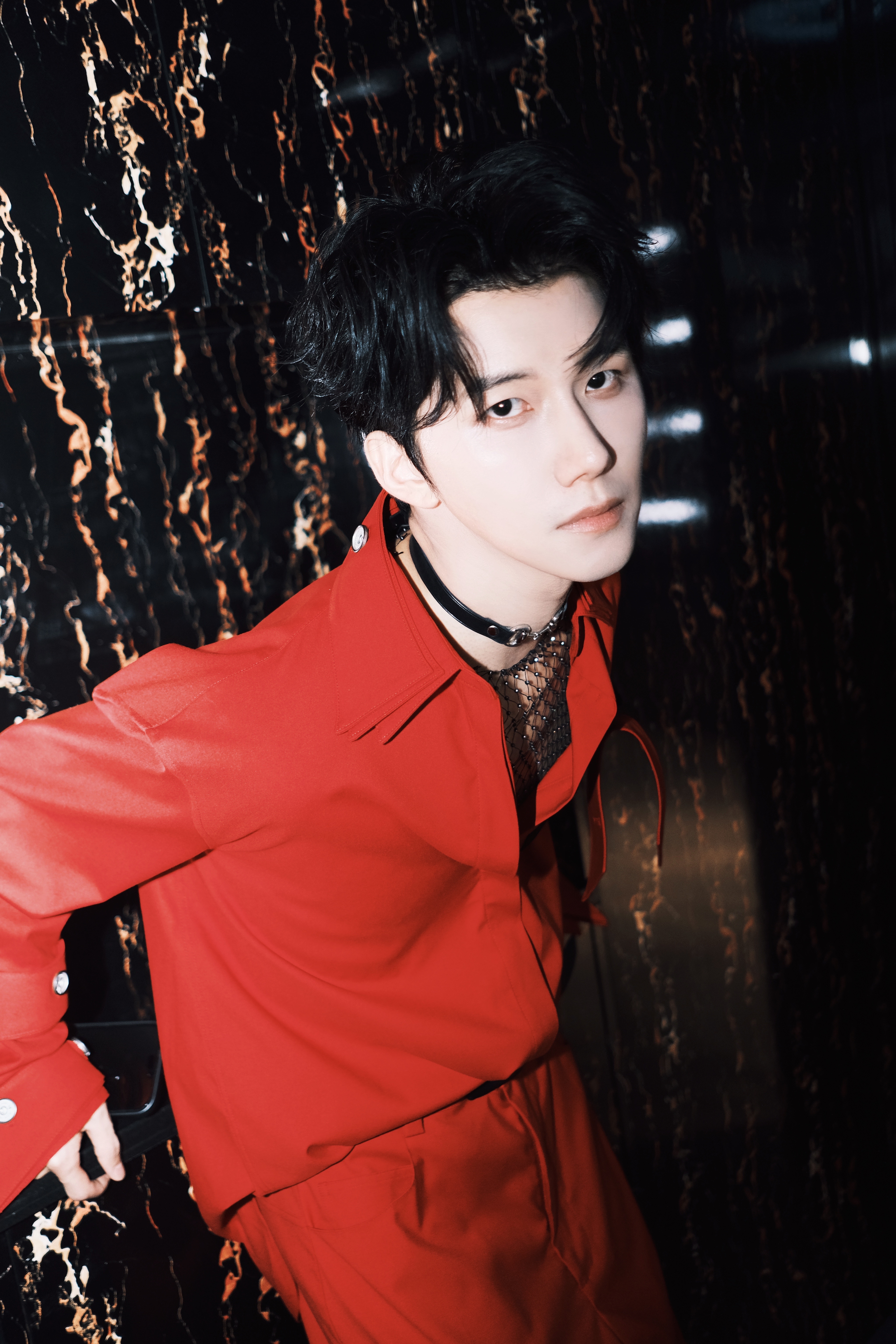 陆思恒超话 当盛夏的日光漫过天际线,星河便化作柔软的光晕洒落