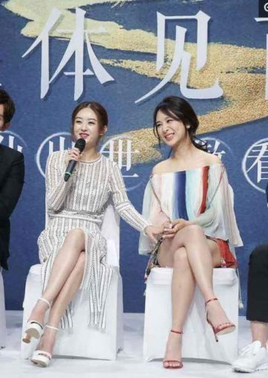 杨紫大脸盘子比赵丽颖大一圈…  杨紫跟赵丽颖同框,赵丽颖巴掌脸,杨紫