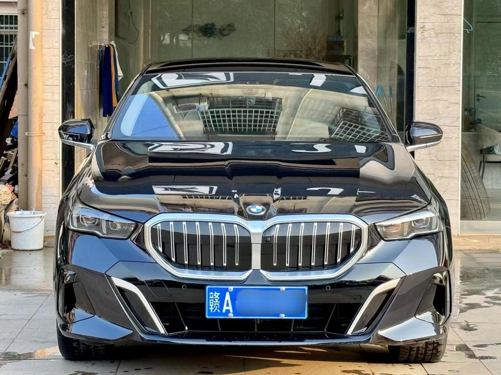 rr的星空顶确实好看 而bmw的星轨天幕 却是随手可得的好看