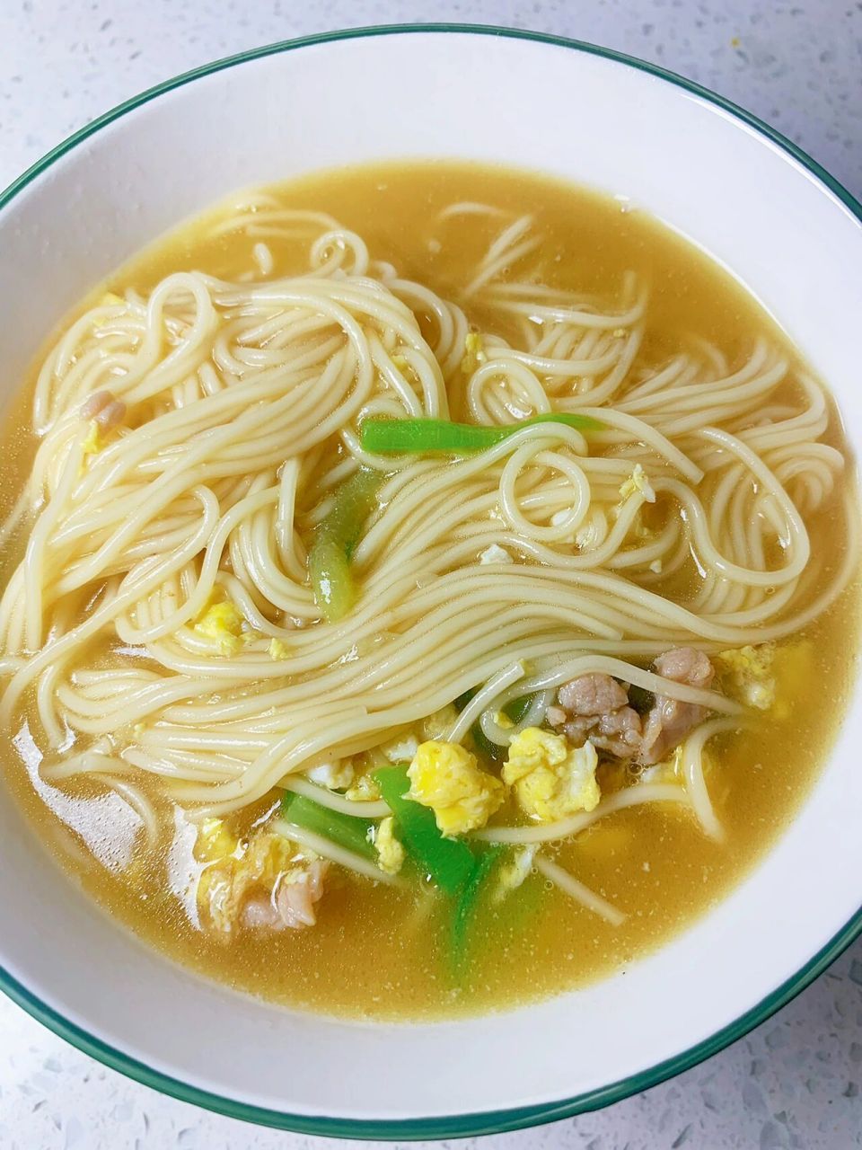 95丝瓜鸡蛋面做法: 准备食材:猪肉 丝瓜 鸡蛋 面条 盐 酱油 96