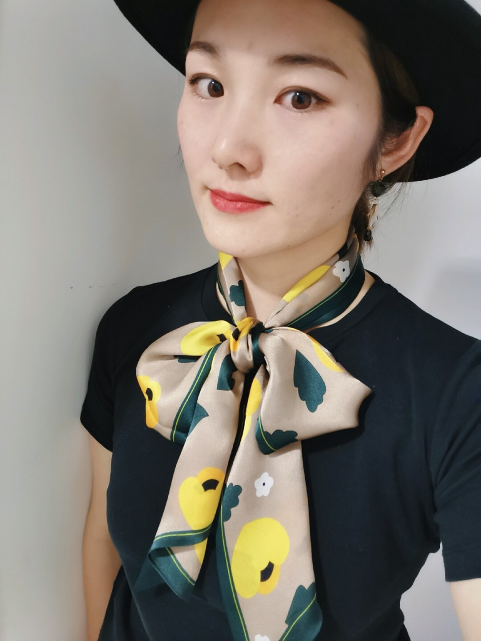 长条丝巾系法(一) 非常简单的系法,先发个图片!