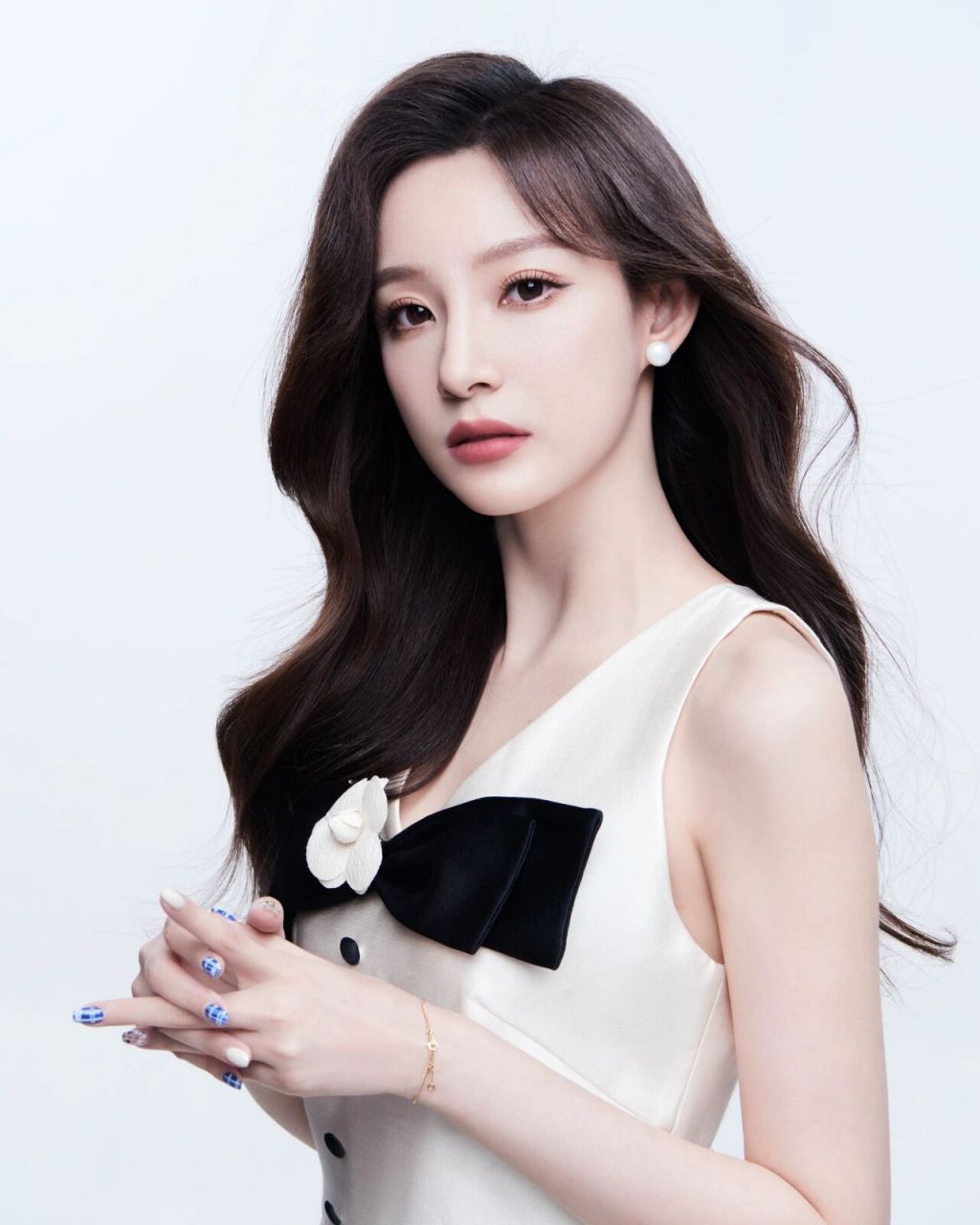 瞳摄影 ·芳华少女写真馆|马凡舒身穿黑白色小礼服出镜90无论日常